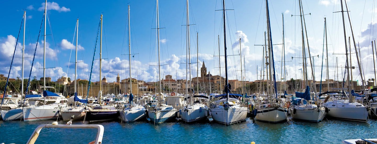 Lystbådehavn med historiske Alghero i baggrunden