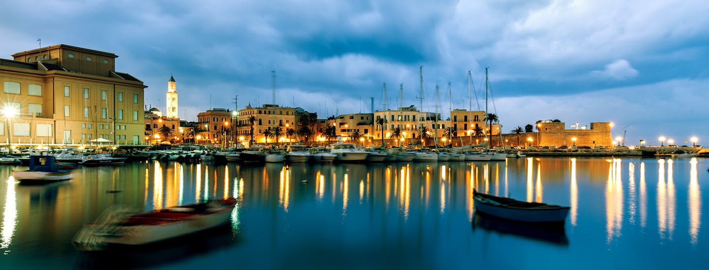 Havnefront kveld Bari Puglia Italia