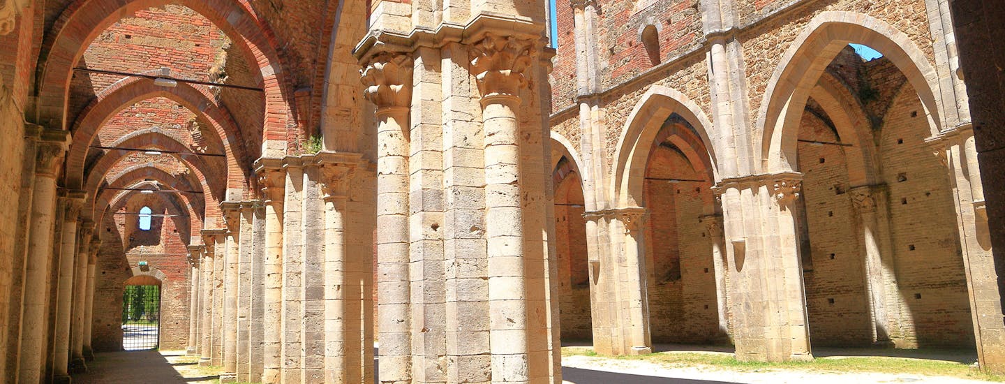 San Galgano kloster med gotiske søyler i Toscana