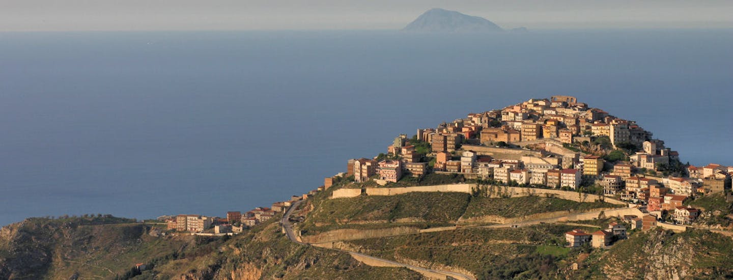 San Marco d'alunzio på Sicilia | Utsikt over San Marco fra Nebrodi-fjellene i bakgrunnen