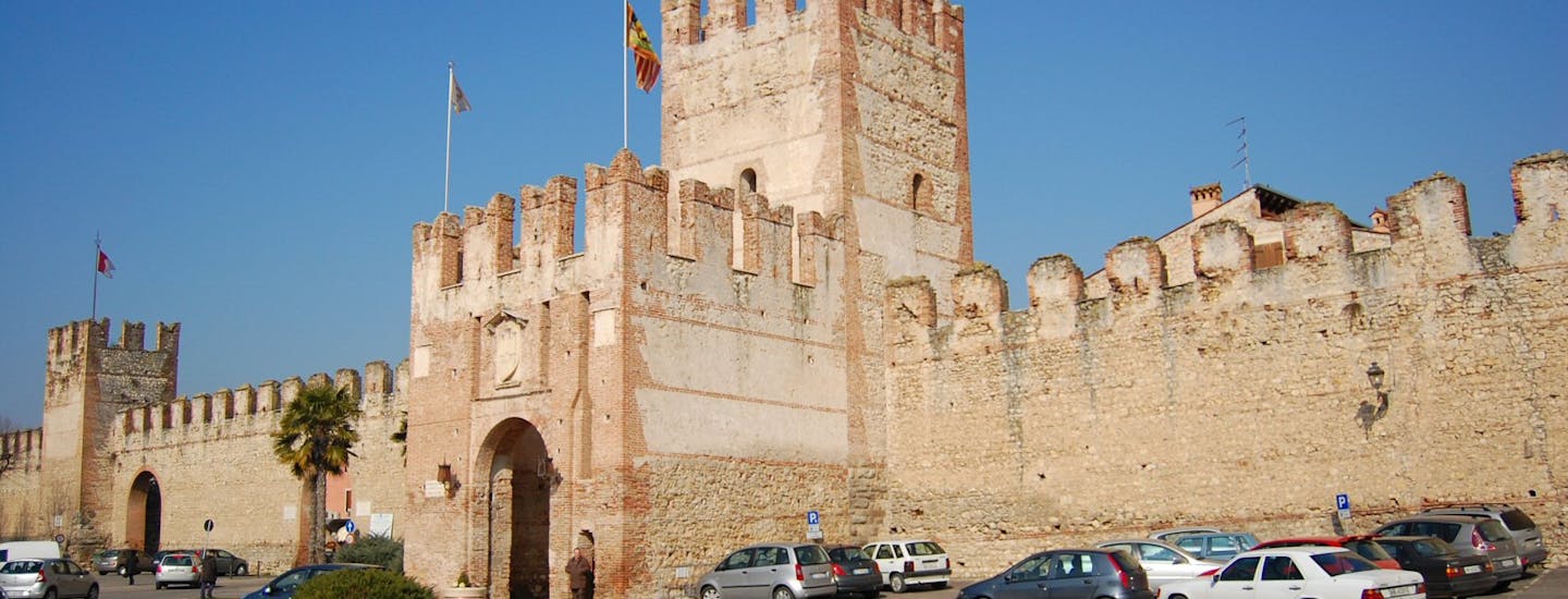 Soaves Stadtmauer und Porta Verona in der Mitte