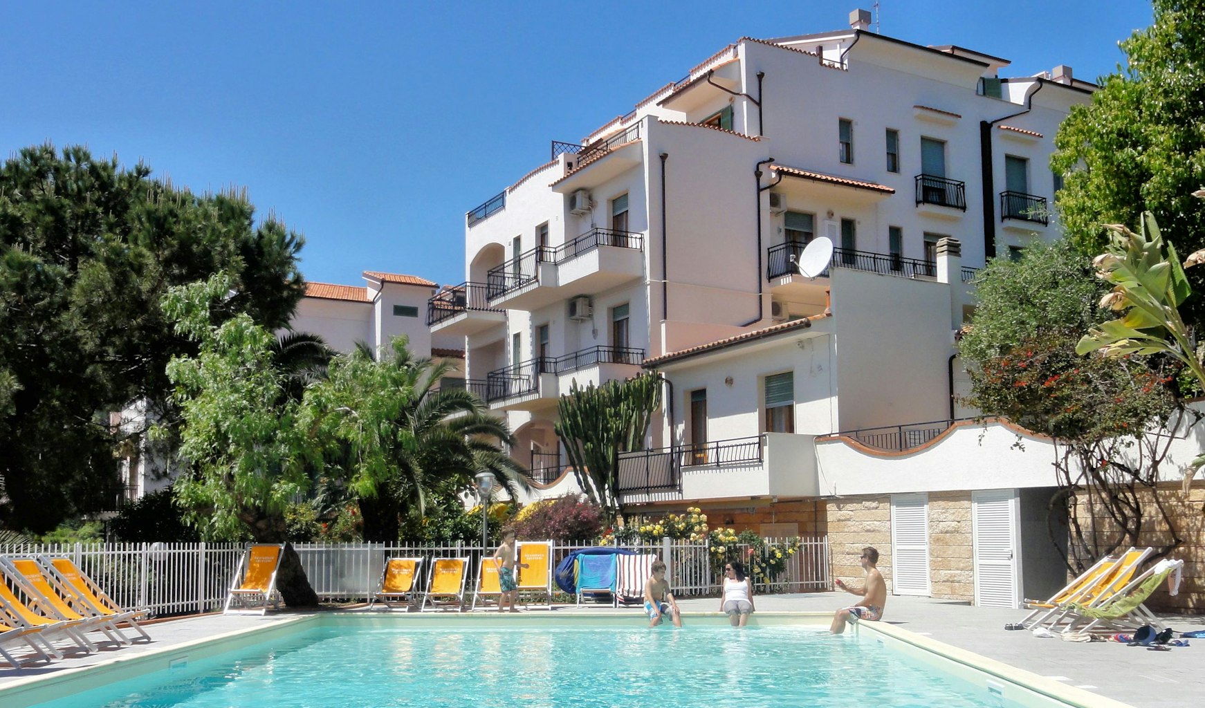 Residence dei Fiori - Holiday Apartments Pietra Ligure