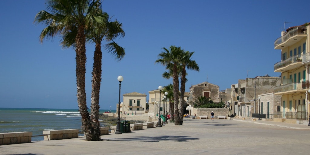 The small square next to the beach in Sampieri