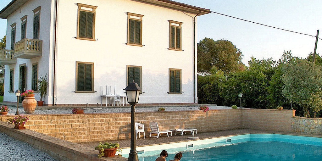 Villa Irene et sa piscine, face au paysage de la Toscane
