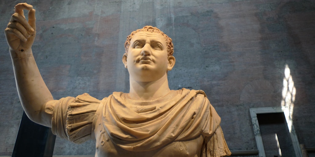 Statue restaurée dans le Forum romain