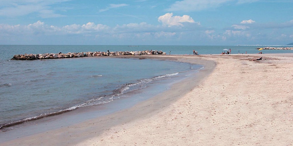 Vada is renowned for its sandy beaches, where several of them are public and free