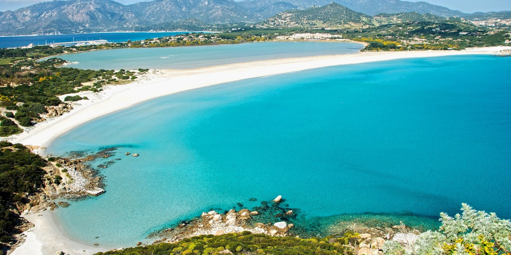 La belle plage de Villasimius au sud de la Sardaigne