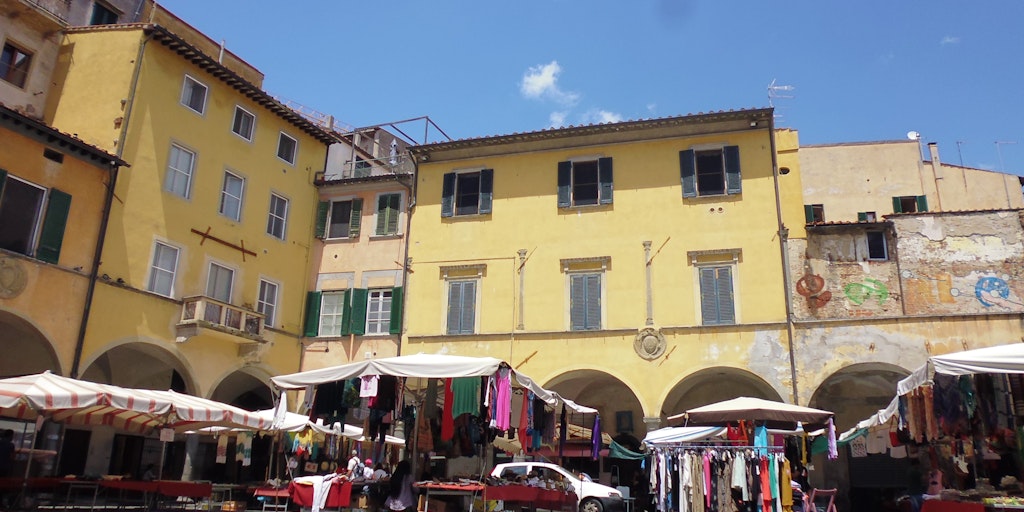 Pittoresque Piazza delle Vettovaglie dans le centre de Pise