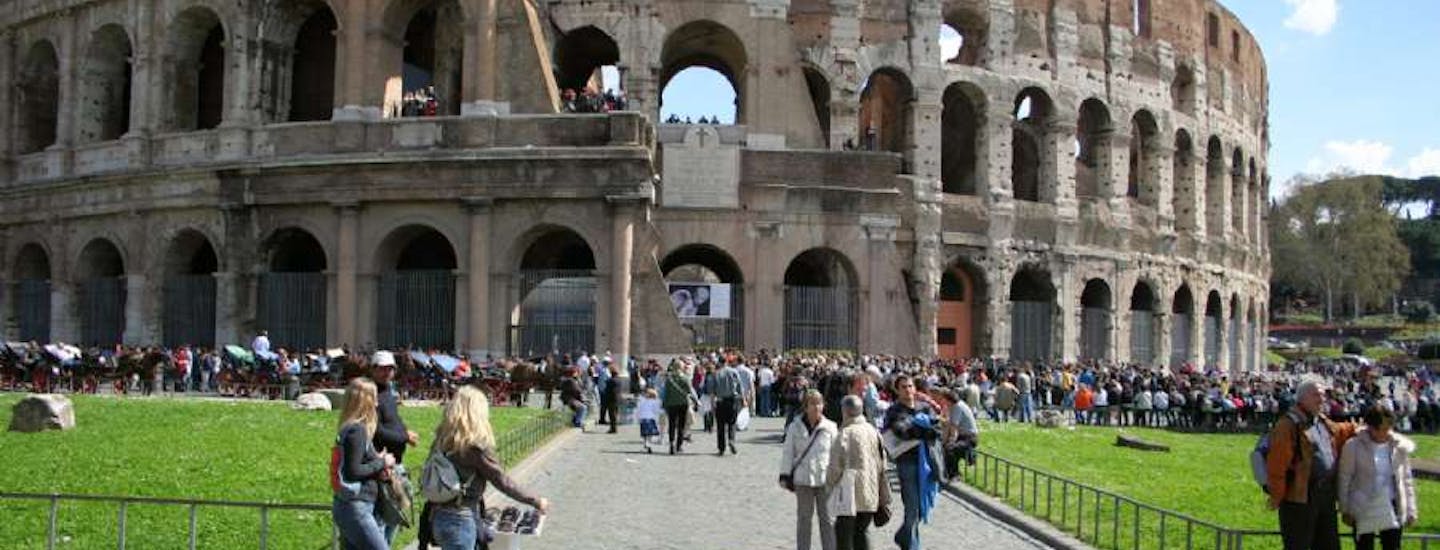 Res på en weekendresa eller storstadssemester i Rom och upplev bl.a. Colosseum