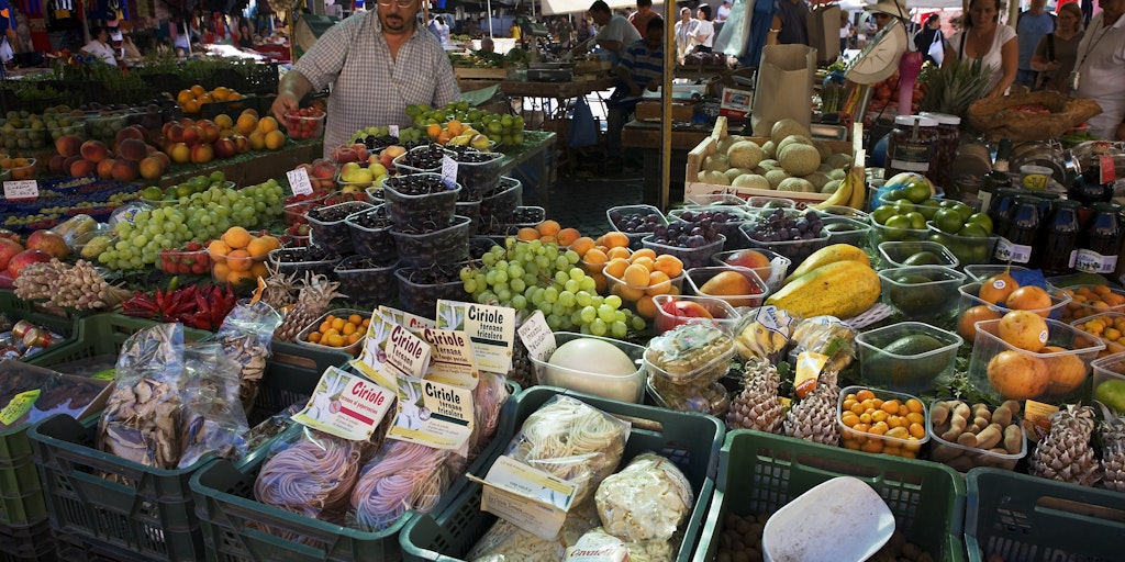 Campo di Fiori is a lively experience in Rome (Photo: Jorge Royan / Wikimedia Commons)