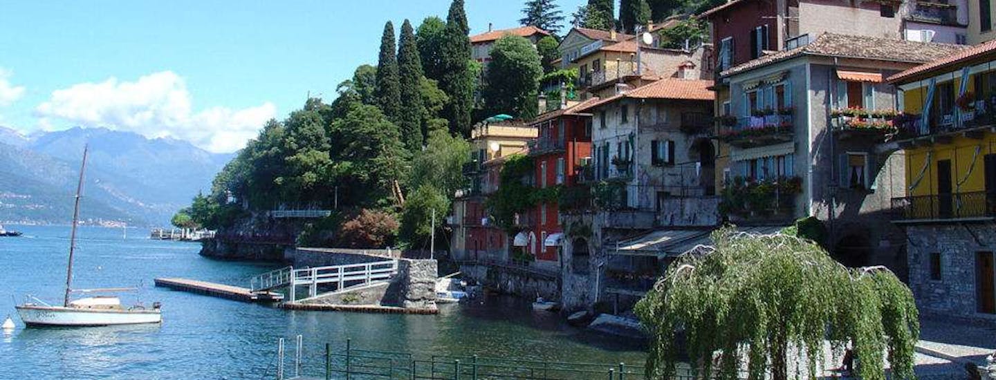 Bilferie Comosøen. Kør-selv-ferie Lago Como. | Smukke Varenna er et must på en kør-selv-ferie til Comosøen