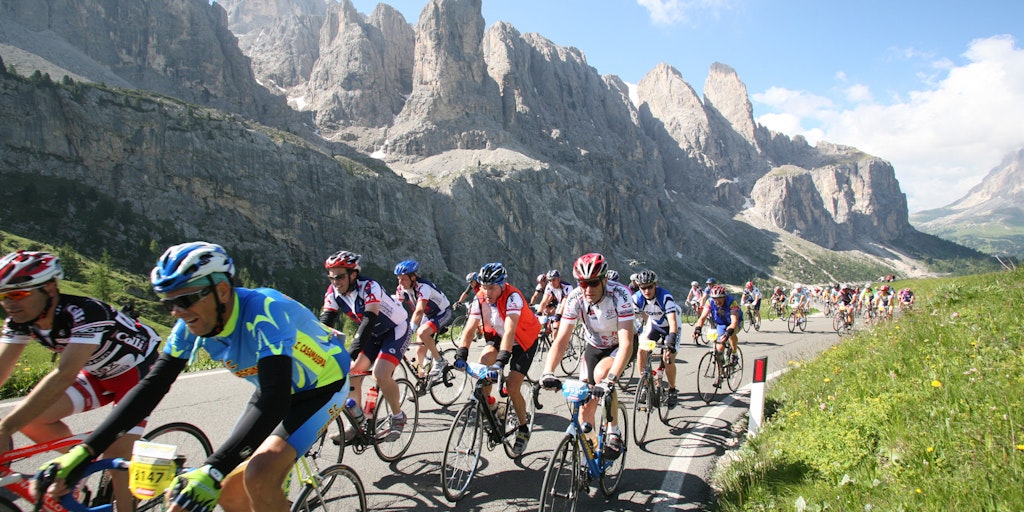 Go on a cycling holiday in Italy with In - Italia. Participate in a race or self-drive. (Photo: Wikimedia Commons - Marathon des Dolomites Committee)