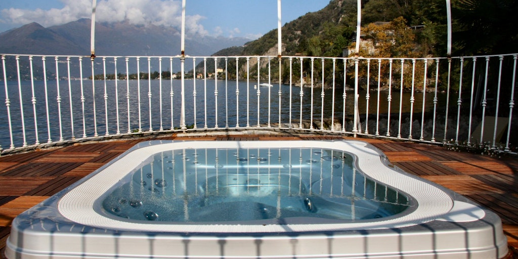 Jacuzzi with Lake View