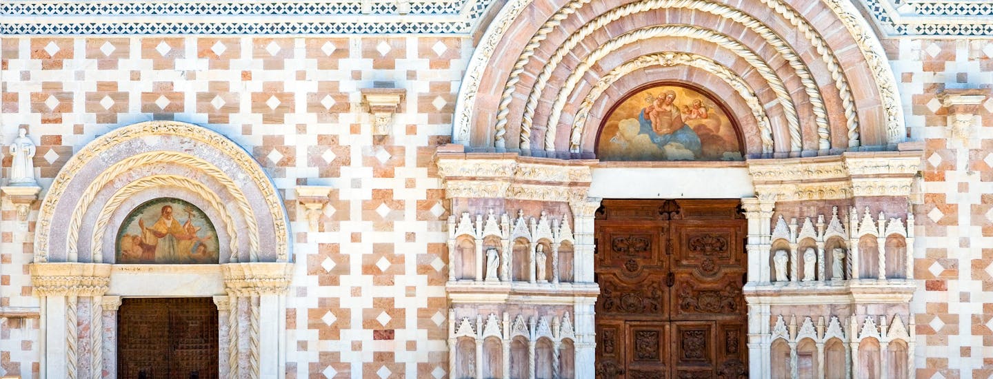 kirke l'aquila abruzzo italien ss | En af de seværdigheder du ikke må gå glip af, er kirken Basilica di Santa Maria di Collemaggio