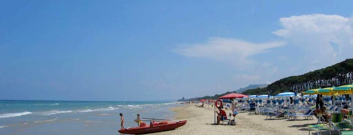 Strand i Pineto, Abruzzo i Italia | Pineto har en god sandstrand