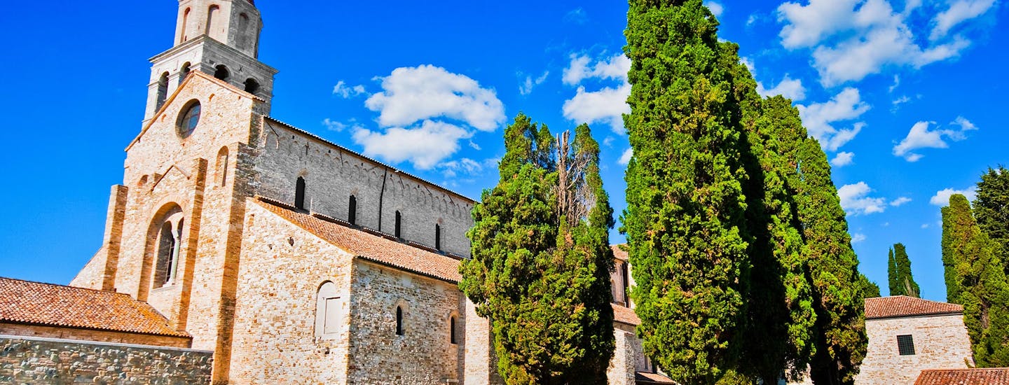 Kyrkan Basilica di Santa Maria Assunta Aquileia Friuli italien