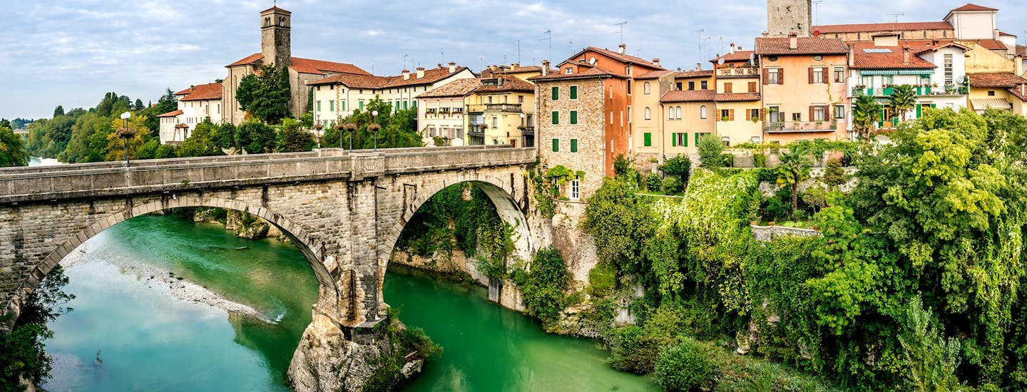 Byen Cividale del Friuli med stenbro over elva Friuli Italia