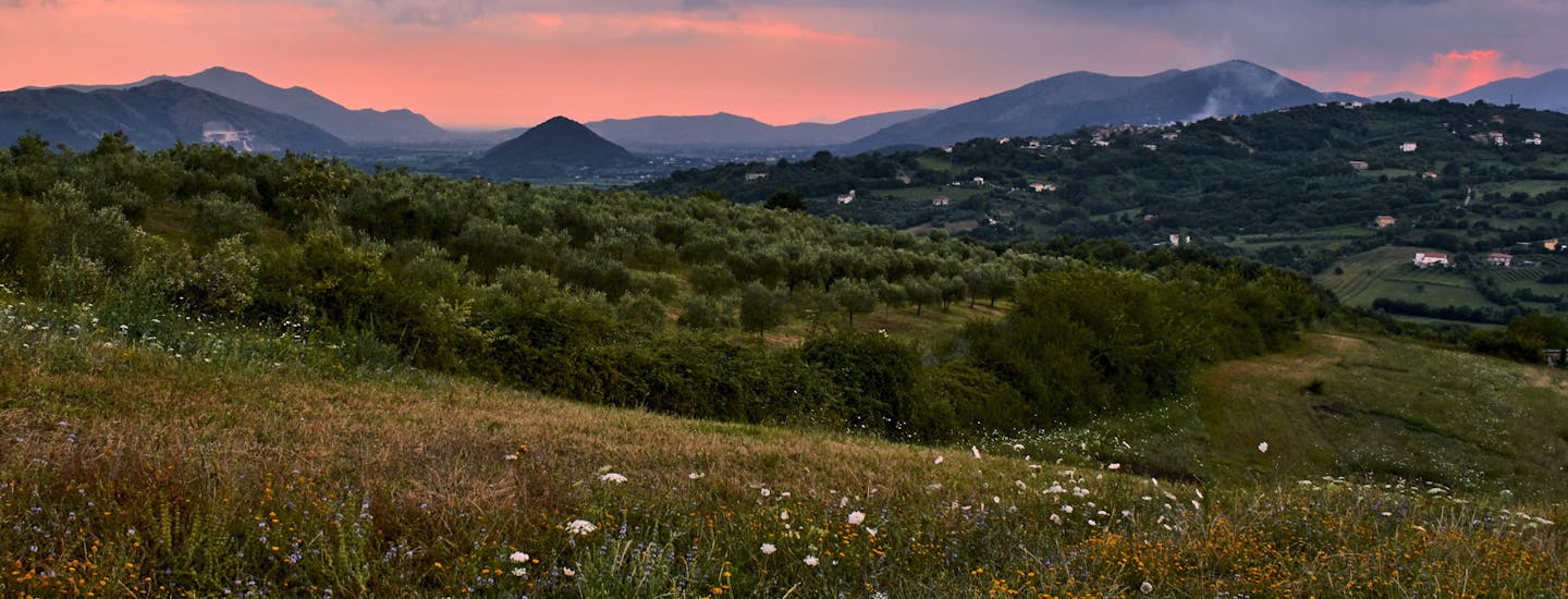Landskab bjerge solnedgang Caserta Campania Italien ss jpg