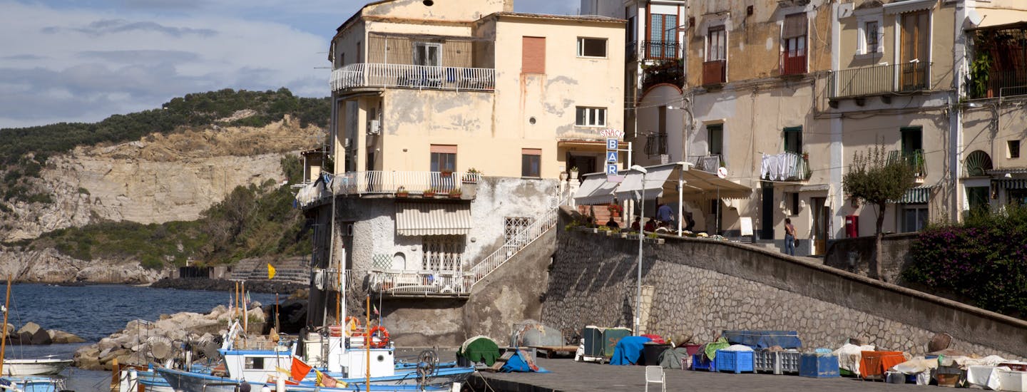 Liten hamn båtar Massa Lubrense Campania Italien