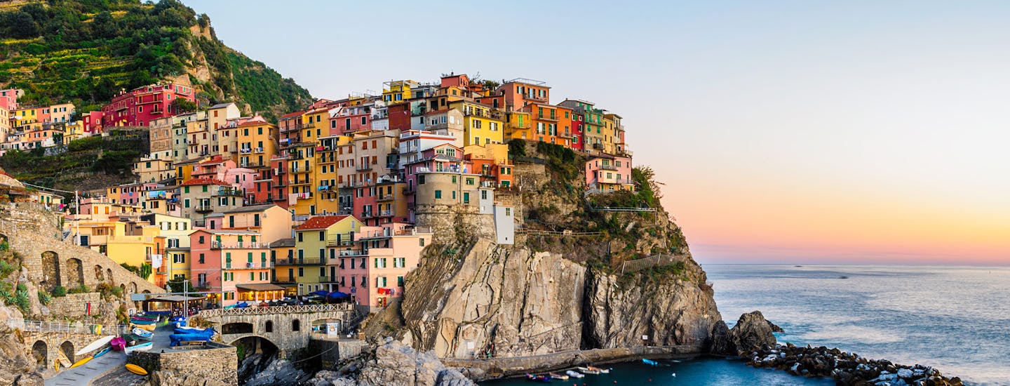 By ved kysten Manarola Cinque Terre solnedgang Liguria Italia | Manarolas verdensberømte profil sett fra havet
