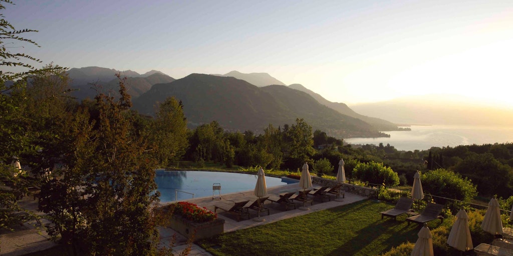La piscine de Villa Arcadio au crépuscule. Un enchantement. La piscine de Villa Arcadio au crépuscule. Un enchantement.