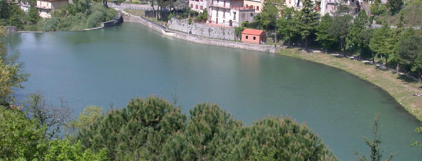 Den lille by Londa ved Lago di Londa i Toscana