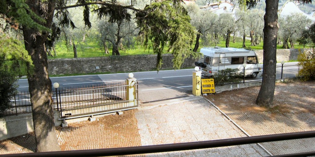 Vue sur la route et les oliveraies