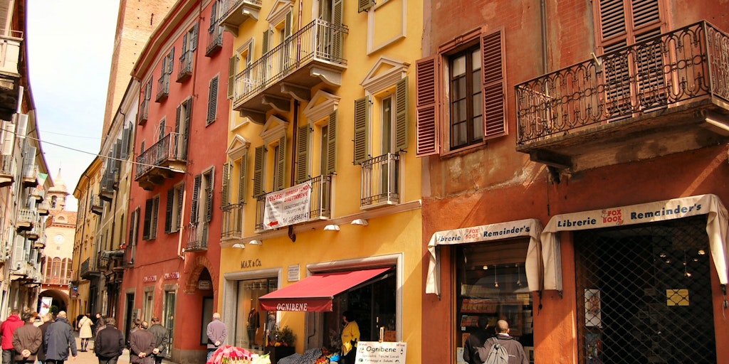 The lively shopping streets Via Vittorio Emanuele (also called Via Maestra)