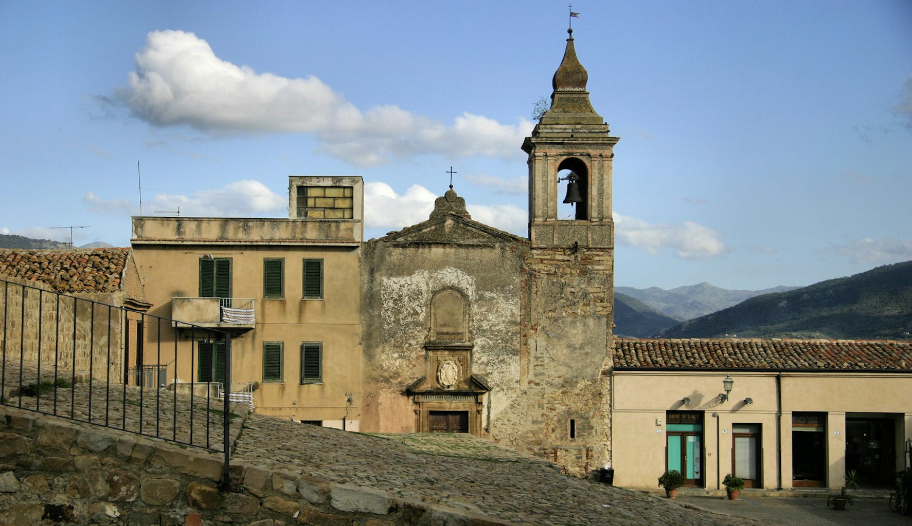 Castelbuono Sicily vacation Book hotel / apartment here