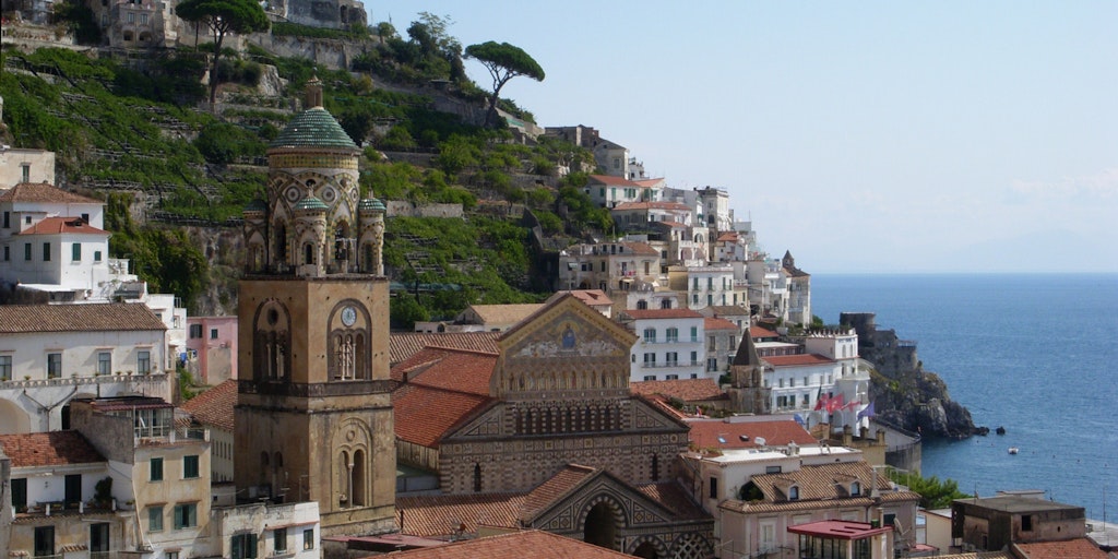 Der schöne Glockenturm mit Mosaik an der Kathedrale von Amalfi