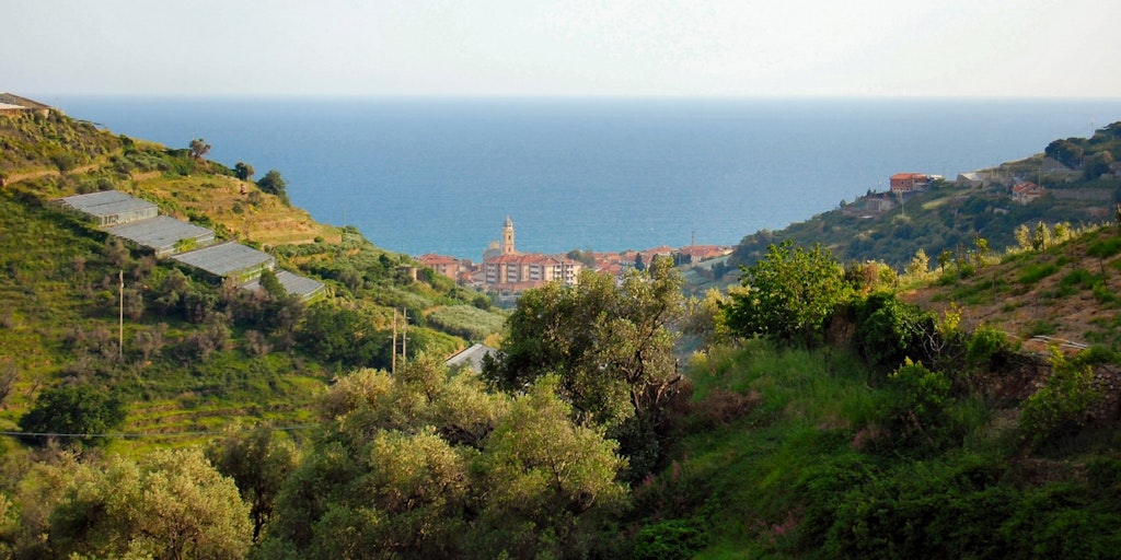 Blick hinunter in Richtung Meer und Riva Ligure