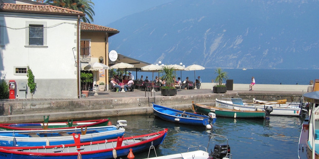 Der kleine Hafen im Zentrum von Limone sul Garda