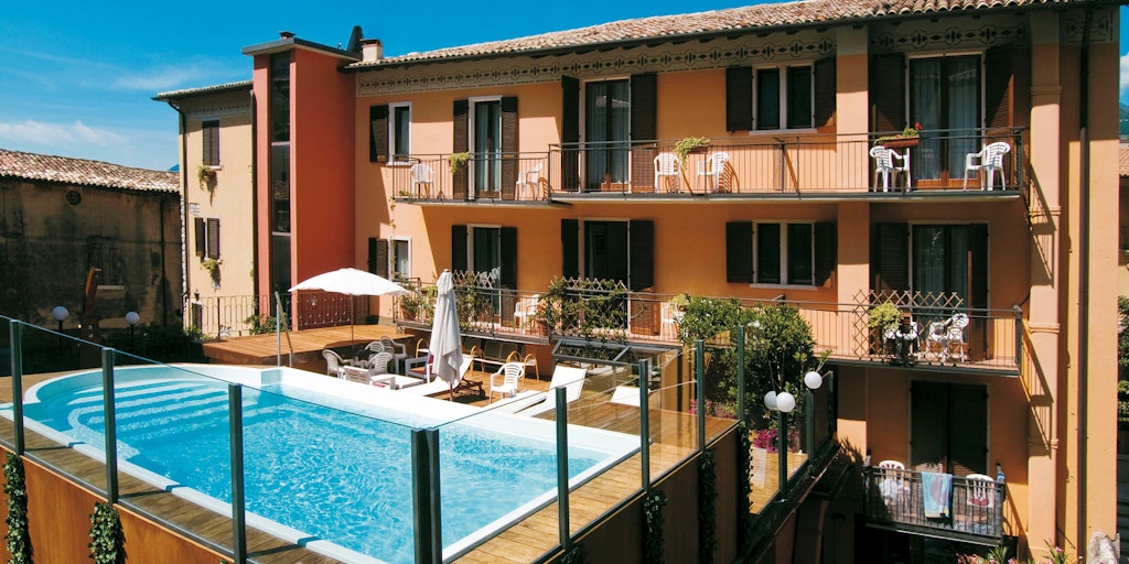 La belle piscine de l'hôtel Dolomiti au milieu de Malcesine