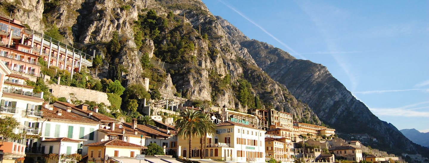 Book hotel i Limone sul Garda | Limone sul Garda i solskin på bredden af Gardasøen