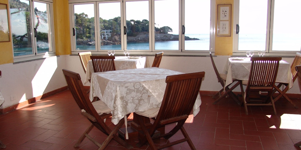<p>Restaurant avec vue sur la mer.</p>
