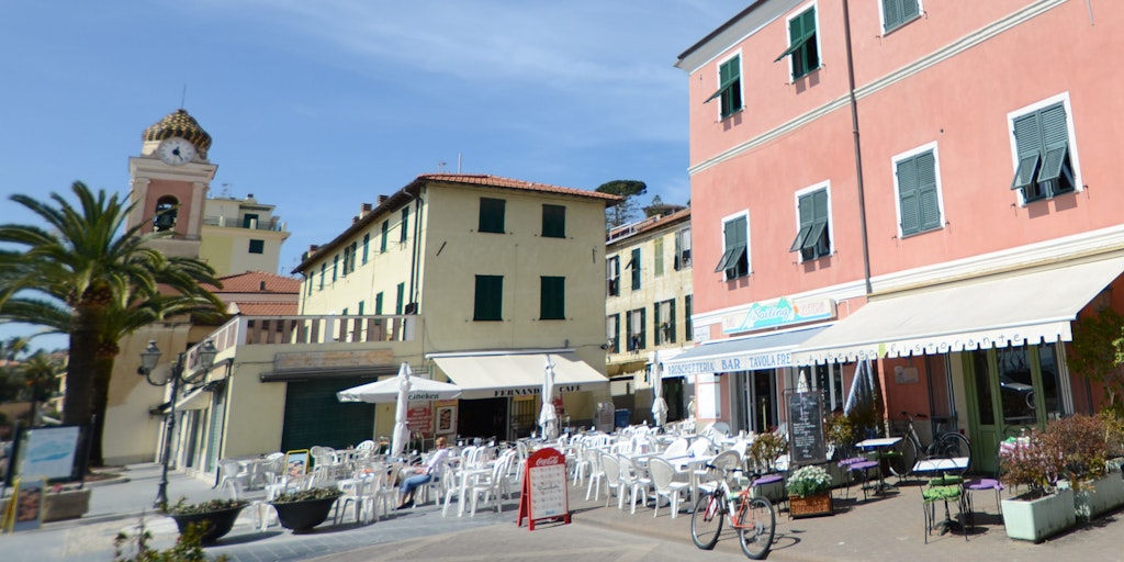 Albergo Vita Serena is situated on the market square in the pink building with the bright green door