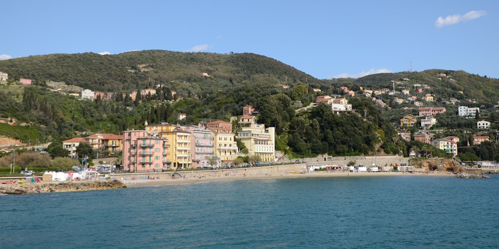 Hotel Florida Lerici is the yellow building between the pink