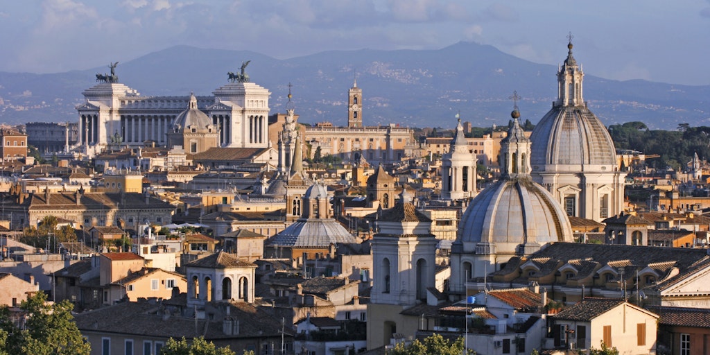 Mit Blick auf die Dächer von Rom