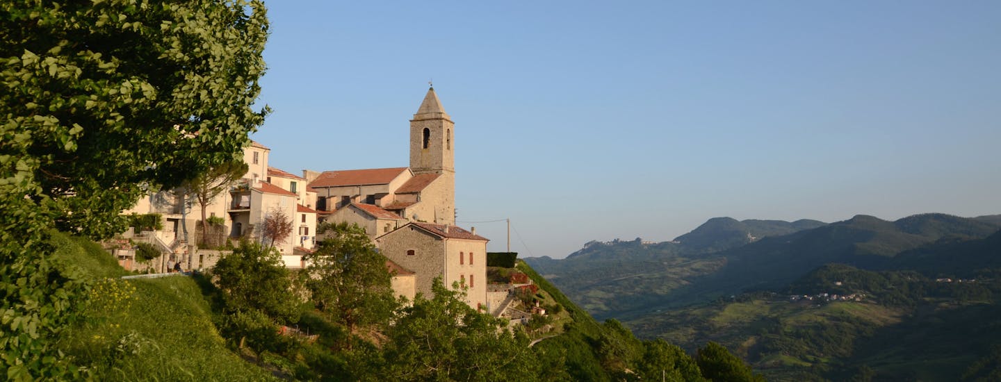 Bo centralt i Agnone i regionen Molise | Besök en av kyrkorna i staden Agnone i Molise. Staden är känd för sin produktion av kyrkklockor