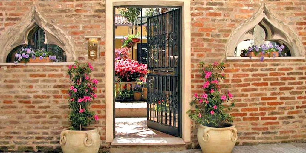 The entrance to Appartamenti Al Campanile Madonna dell'Orto