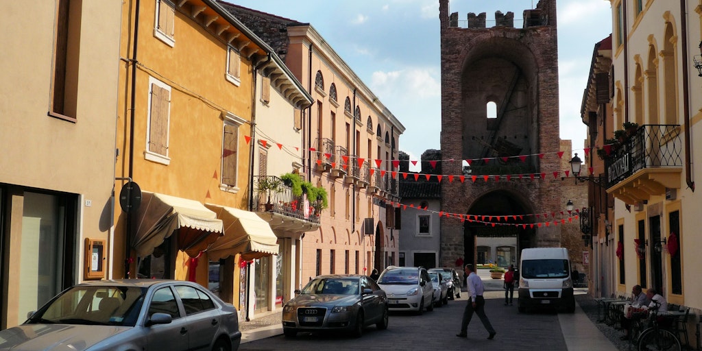 The little 'pedestrian area' Soave - a glimpse of Porta Verona