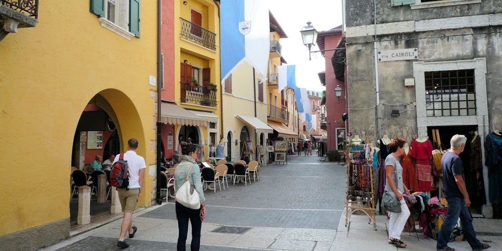 Les rues piétonnes de Piazza Chiesa et Piazza Calderini